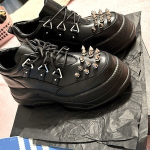 La moda brand new unused 
Causin Havoc Spiked Sneakers Blask